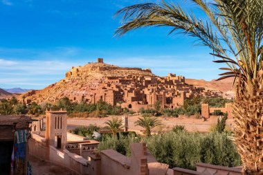 Fas'ta sahra çölü kenarında Ouarzazate yakınlarındaki Ait ben Haddou müstahkem kasabasında sokaktan görünümü. Atlas dağları