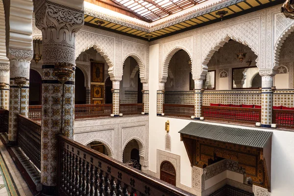 Marrakech, Marocko-Jan 2019: marockansk arkitektur traditionell arabisk design-rik Riyad uteplats mosaik interiör — Stockfoto