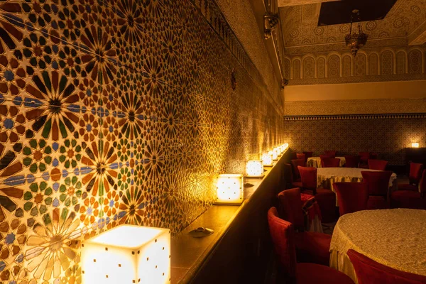 Marrakech, Marocko-Jan 2019: marockansk arkitektur traditionell arabisk design-stor vacker Hall för stora festligheter med varmt ljus och bord — Stockfoto