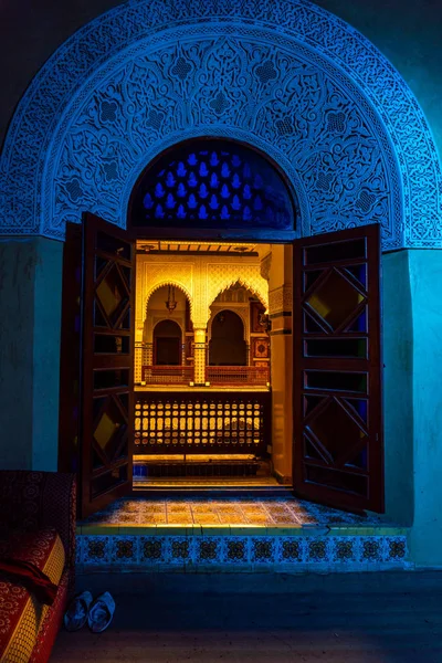 MARRAKESH, MARRUECOS - ENE 2019: arquitectura marroquí diseño árabe tradicional - Riyad rico arco interior del mosaico — Foto de Stock