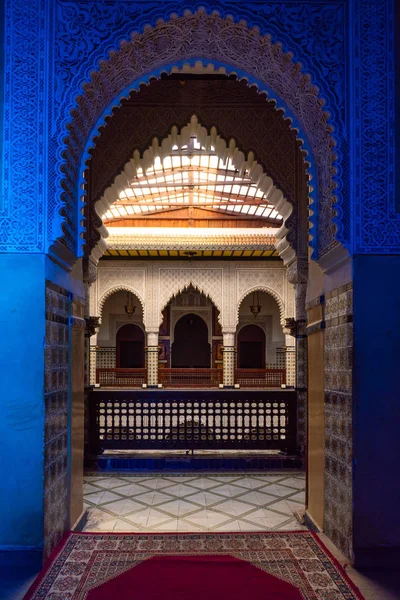 Marrakech, Marocko-Jan 2019: marockansk arkitektur traditionell arabisk design-rik Riyad Arch mosaik interiör — Stockfoto