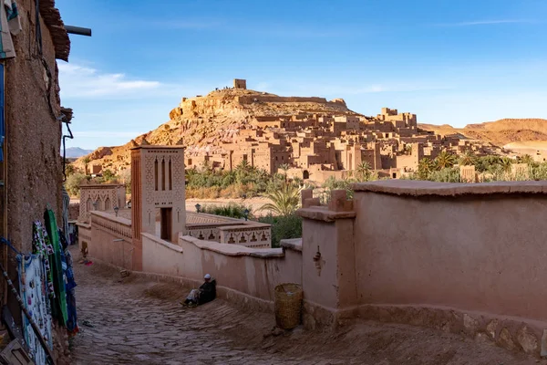 View from street on the fortified town of Ait ben Haddou near Ouarzazate on the edge of the sahara desert in Morocco. Atlas mountains — Stock Photo, Image