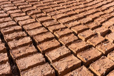 Asfalttaşları kil tuğla, el yapımı Fas'ta kuruması için güneşe maruz