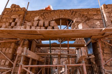 Asfaltlama taşlarından bina duvarı kil tuğlalar, Fas'ta kuruması için güneşe maruz el yapımı