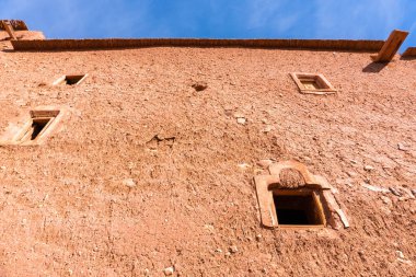 Fas'ta sahra çölü kenarında Ouarzazate yakınlarındaki Ait ben Haddou Cephe. Atlas dağları. Arabistanlı Lawrence, Gladyatör gibi birçok filmde kullanılır.