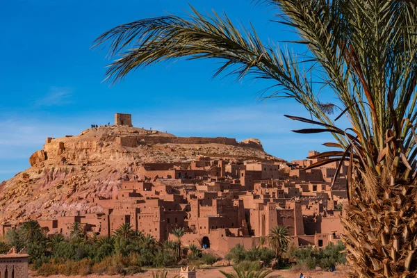 The fortified town of Ait ben Haddou near Ouarzazate on the edge of the sahara desert in Morocco. Atlas mountains. Used in many films such as Lawrence of Arabia, Gladiator — Stock Photo, Image