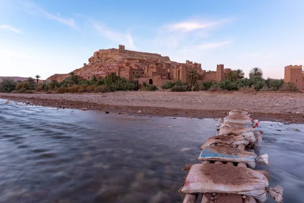 모로코의 사하라 사막 가장자리에 있는 우아르자자테 근처의 요새화된 아이트 벤 하두 마을. 전경에 강. 아틀라스 산맥 — 스톡 사진