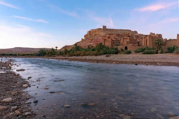 Η οχυρωμένη πόλη του ου Μπεν Χάνδου κοντά στο Κουαρζαζάτε στην άκρη της ερήμου Σαχάρα στο Μαρόκο. Με το ποτάμι στο προσκήνιο. Οροσειρά του Άτλαντα — Φωτογραφία Αρχείου