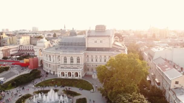 Veduta aerea del Teatro dell'Opera e del Balletto di Odessa e fontana sulla piazza . — Video Stock