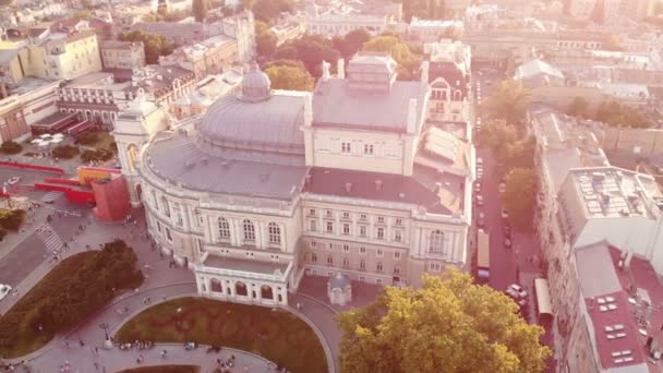 Flygfoto över Odessa Opera-och balett teater och fontän på Squere. — Stockvideo