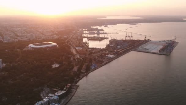 Pemandangan panorama udara dari pantai dan kota modern yang indah saat matahari terbenam di langit pada musim panas. Port Odessa — Stok Video