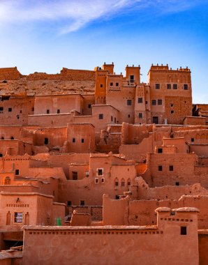 Fas'ta Sahra Çölü ve Atlas Dağları kenarında Ouarzazate yakınlarındaki Ait ben Haddou müstahkem kasaba