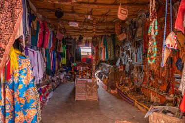 Fas'ta sahra çölü kenarında Ouarzazate yakınlarındaki Ait ben Haddou müstahkem kasabasında Sokaklar. Atlas dağları. Mal ve halı ile Sokak yerel etnik pazar