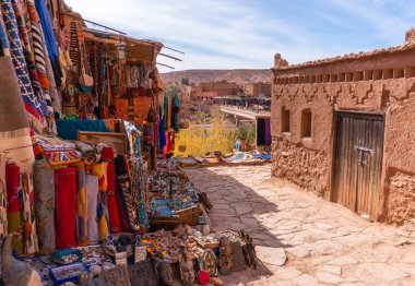 Fas'ta sahra çölü kenarında Ouarzazate yakınlarındaki Ait ben Haddou müstahkem kasabasında Sokaklar. Atlas dağları. Mal ve halı ile Sokak yerel etnik pazar