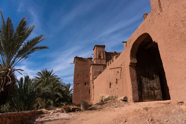 Δρόμοι στην οχυρωμένη πόλη του ου Μπεν Χάνδου κοντά στο Κουαρζαζάτε στην άκρη της ερήμου Σαχάρα στο Μαρόκο. Οροσειρά του Άτλαντα — Φωτογραφία Αρχείου