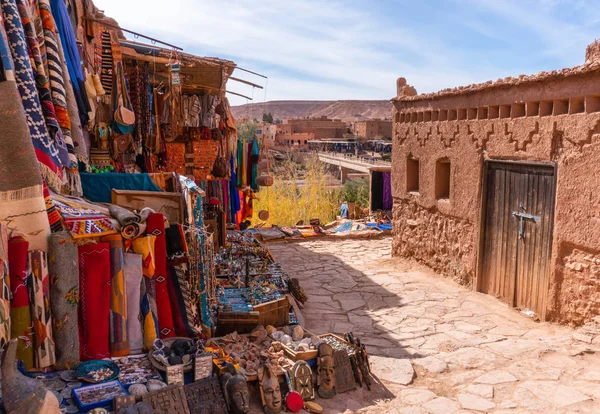 Streets in The fortified town of Ait ben Haddou near Ouarzazate on the edge of the sahara desert in Morocco. Atlas mountains. Street local ethnic market with goods and carpets — Stock Photo, Image