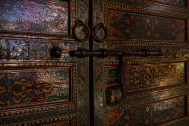 Marakeş 'te Kapı Detial demir cıvata. Geleneksel Fas tarzı bir antik ahşap giriş kapısı tasarımı. Marakeş, Fas 'taki eski Medine' de. Tipik, yaşlı, kahverengi oymalı, çivili.