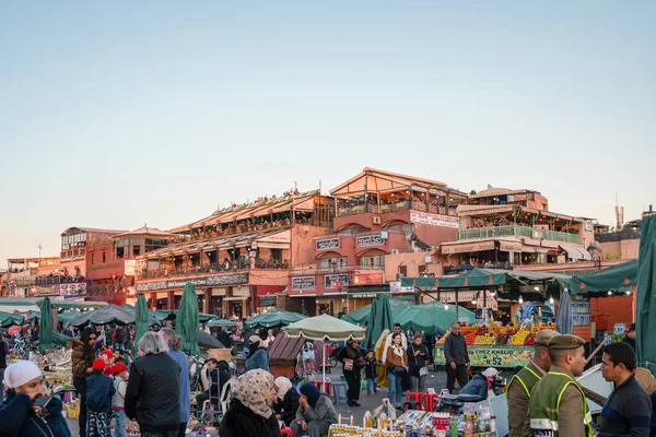 Marrakech, Marruecos - 15 ENE 2019: Plaza Jemma El Fna en Marrakech, Marruecos —  Fotos de Stock