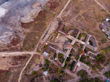 Kuyalnik Liman kıyısındaki antik çamur banyosu kliniği. Oldukça sağlıklı tuzlu çamuru ile Ölü Deniz 'le karşılaştırılabilir.
