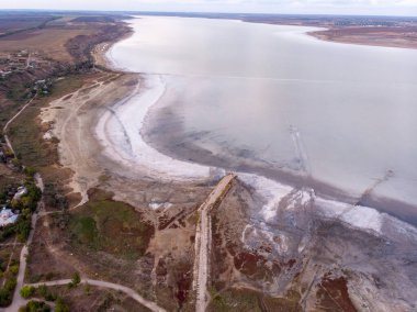Kuyalnik Liman kıyısındaki antik çamur banyosu kliniği. Oldukça sağlıklı tuzlu çamuru ile Ölü Deniz 'le karşılaştırılabilir.