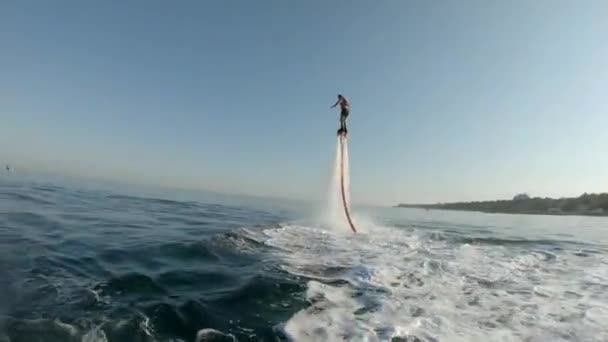 Ucrania, Odessa - Agosto 2019: Joven montando un jet ski Flyboard en mar azul claro agua deportes extremos vacaciones verano escapada concepto caliente verano día — Vídeo de stock