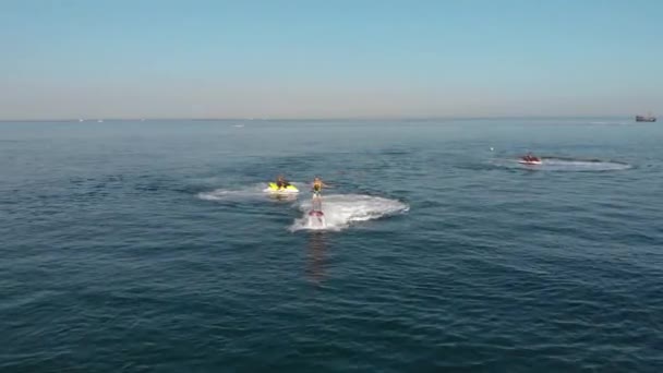 Ukraina, Odessa - sierpień 2019: Aerial Quadcopter View Over Young Man Riding A Jet Ski Flyboard In Sea Clear Blue Water Extreme Sports Vacation Summer Getaway Concept Hot Summer Day — Wideo stockowe