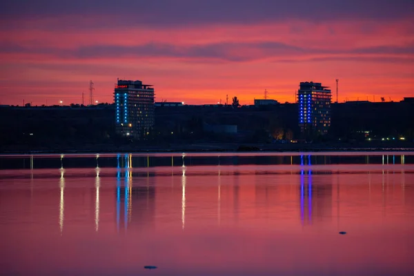库亚尼克丽曼的黄昏美景，交通繁忙，城市灯光在平静的水面上反射，夕阳西下，天空一片鲜红的云彩。 乌克兰敖德萨 — 图库照片