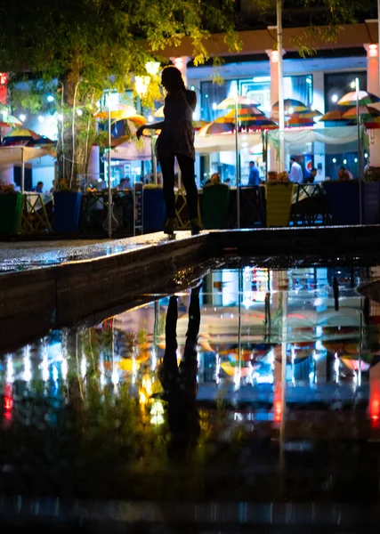 Bokeh backlight κορίτσι σιλουέτα μετά τη βροχή στο δρόμο τη νύχτα — Φωτογραφία Αρχείου