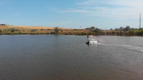 Ukraine, yuzhne - aug 2019: luftschuss wake boarding park — Stockvideo