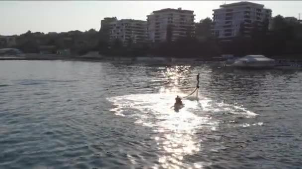 Ukrajna, Odessa - Augusztus 2019: Légi Quadcopter Kilátás a fiatal férfira Riding A Jet Ski Flyboard In Sea Clear Blue Water Extreme Sports Vacation Summer Getaway Concept Hot Summer Day — Stock videók