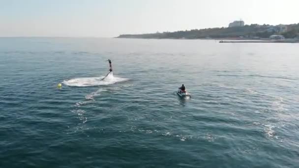 Ukrayna, Odessa - Ağustos 2019: Denizdeki Açık Mavi Su Uçan Genç Adam Üzerine Hava Devriyesi Görünümü Açık Mavi Su Ekstrem Spor Tatil Yaz Kaçamağı Kavramı Sıcak Yaz Günü — Stok video