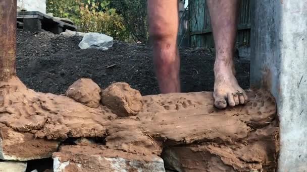 粘土玉のシンプルな家を構築する裸足の粘土のショットを閉じます — ストック動画