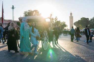 Marakeş, Fas - Ocak 2019: Jemaa el Fna Meydanı 'nda yolcu bekleyen at arabası taksisi