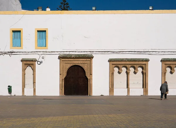Edificio bianco con tradizionale porta ad arco in legno sulla piazza principale di Essaouira, Marocco — Foto Stock