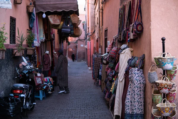 Marokko, Marrakech - januari 2019: Kleine straat in Marrakech medina oude stad. In Marrakech zijn de huizen traditioneel roze. Marokko — Stockfoto