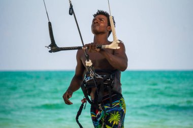 Genç Çekici Kaslı ve Güçlü Atletik Afrikalı Uçurtma Sörfü Öğretmeni Beyaz Kum Plajı 'nda