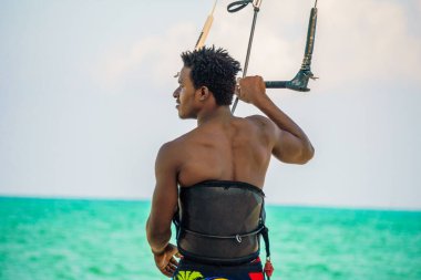 Genç Çekici Kaslı ve Güçlü Atletik Afrikalı Uçurtma Sörfü Öğretmeni Beyaz Kum Plajı 'nda