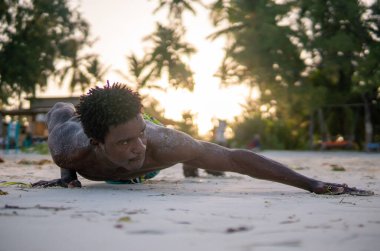 Beyaz Kum Sahil Eğitiminde Genç Çekici Kaslı ve Güçlü Atletik Afrikalı Adam Jimnastik Sahili Performansını Arttırdı