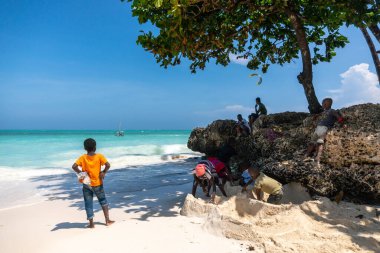 Nungwi, Zanzibar - Aralık 2019: Kuzey Zanzibar 'daki Nungwi köyünde oynayan Afrikalı çocuklar