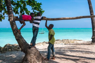 Nungwi, Zanzibar - Aralık 2019: Kuzey Zanzibar 'daki Nungwi köyünde oynayan Afrikalı çocuklar