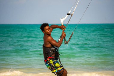 Genç Çekici Kaslı ve Güçlü Atletik Afrikalı Uçurtma Sörfü Öğretmeni Beyaz Kum Plajı 'nda