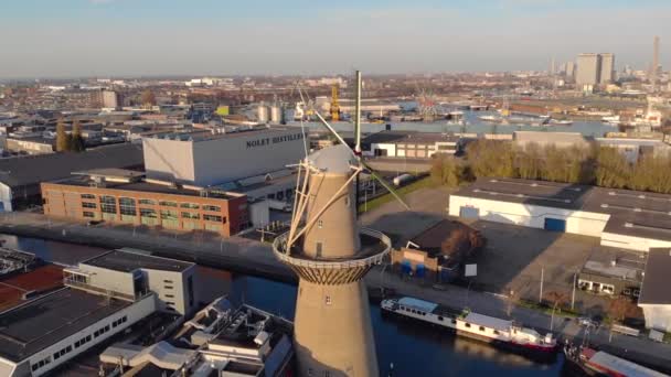 Gyönyörű szélmalmok Schiedam tartományban Dél-Hollandiában, ezeket a világ legmagasabb szélmalmait, más néven égő malmokat használták a gabona őrlésére, amit a híres helyi Gin iparban használtak.. — Stock videók