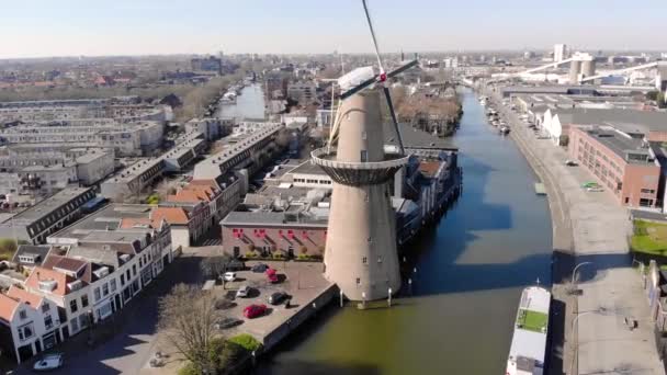 Schöne Windmühlen in Schiedam Provinz Südholland, diese höchsten Windmühlen der Welt, auch als Brennermühlen bekannt, wurden zum Mahlen von Getreide verwendet, das für die berühmte lokale Gin-Industrie verwendet wurde. — Stockvideo