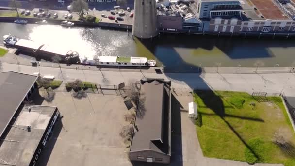 Schöne Windmühlen in Schiedam Provinz Südholland, diese höchsten Windmühlen der Welt, auch als Brennermühlen bekannt, wurden zum Mahlen von Getreide verwendet, das für die berühmte lokale Gin-Industrie verwendet wurde. — Stockvideo