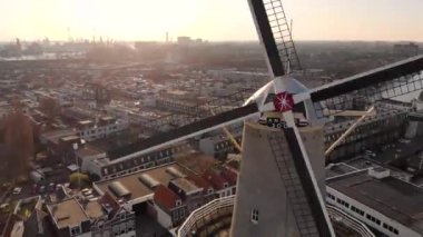 Güney Hollanda 'nın Schiedam eyaletindeki güzel yel değirmenleri, dünyanın en yüksek yel değirmenleri aynı zamanda brülör fabrikaları olarak da bilinir, ünlü yerel cin endüstrisinde kullanılan tahılları öğütmek için kullanılırdı..