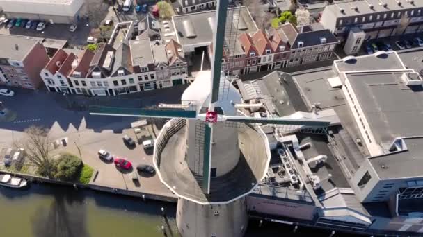 Hermosos molinos de viento en la provincia de Schiedam Holanda Meridional, estos molinos de viento más altos del mundo, también conocidos como molinos quemadores, se utilizaron para moler granos que se utilizaron para la famosa industria local de Ginebra. . — Vídeo de stock