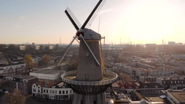 Gyönyörű szélmalmok Schiedam tartományban Dél-Hollandiában, ezeket a világ legmagasabb szélmalmait, más néven égő malmokat használták a gabona őrlésére, amit a híres helyi Gin iparban használtak.. — Stock videók
