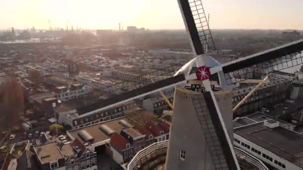 Kincir angin indah di provinsi Schiedam Holland Selatan, kincir angin tertinggi di dunia yang juga dikenal sebagai pabrik pembakaran digunakan untuk penggilingan biji-bijian yang digunakan untuk industri Gin lokal Terkenal. — Stok Video