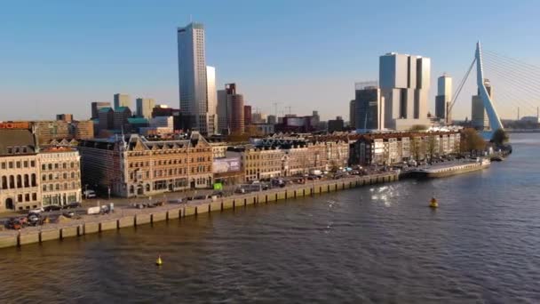 ROTTERDAM, NETHERLANDS - Mart 2020: Erasmus Köprüsü manzaralı Noordereiland Adası Bölgesi üzerinden uçmak ve Rotterdam şehrindeki yüksek binalar. — Stok video