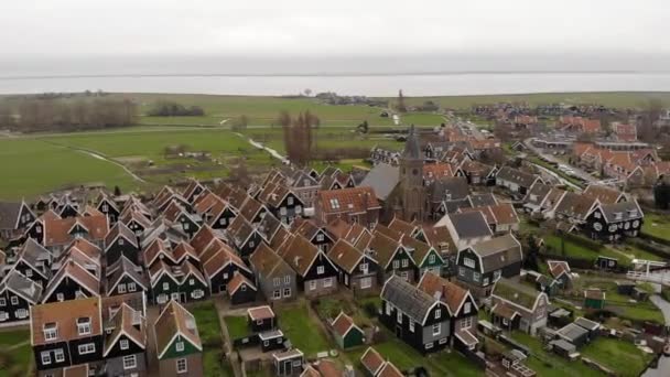 Aerial Flyby vista del villaggio di Marken sulla penisola di Marken, un villaggio storico nel lago di Markermeer nei Paesi Bassi . — Video Stock